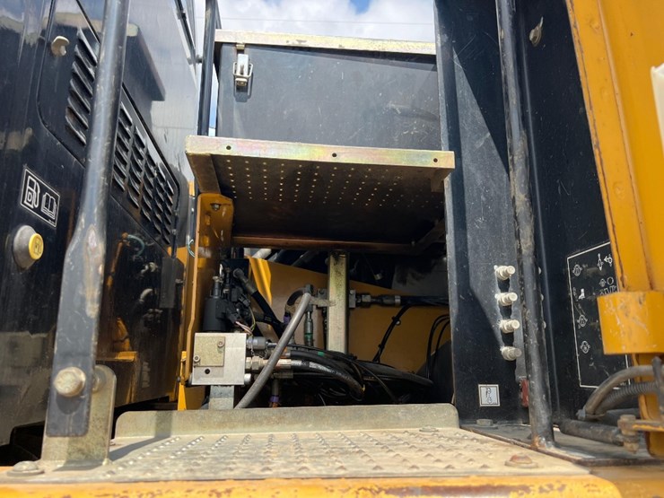 2011-caterpillar-m318d-image-23