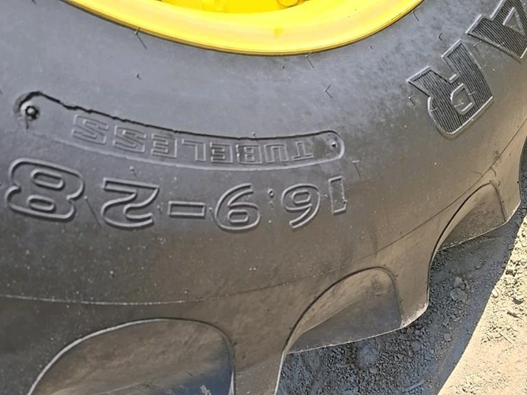 2015-john-deere-5065e-image-34