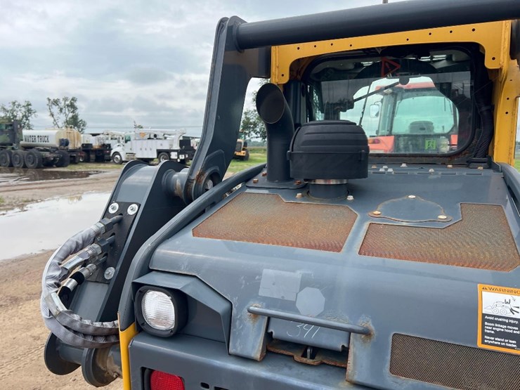 2022-deere-320g-image-17