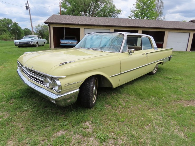 1961-ford-galaxie-2drt-ht-image-1