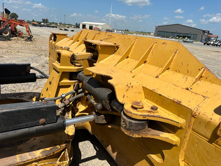 2017-caterpillar-d6k2-lgp-image-41