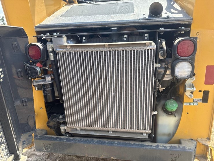 2023-deere-317g-image-16