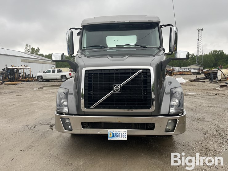 2014-volvo-vnl42t300-image-2