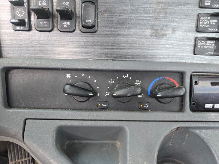 2013-freightliner-columbia-112-image-78
