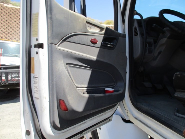 2016-peterbilt-579-image-15