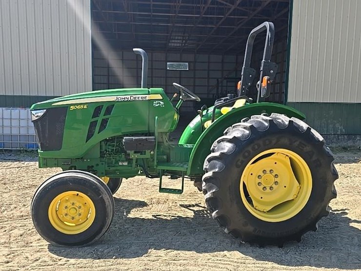 2015-john-deere-5065e-image-2