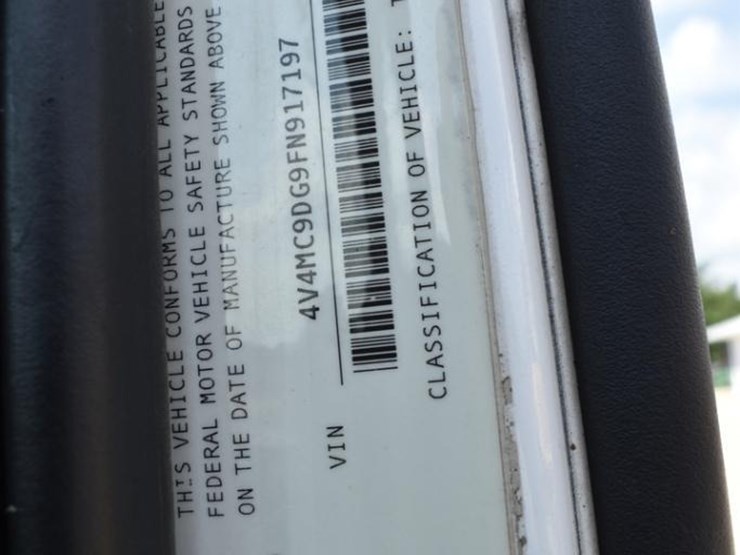 2015-volvo-vnm64t200-image-27