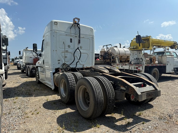 2014-freightliner-cascadia-125-image-6