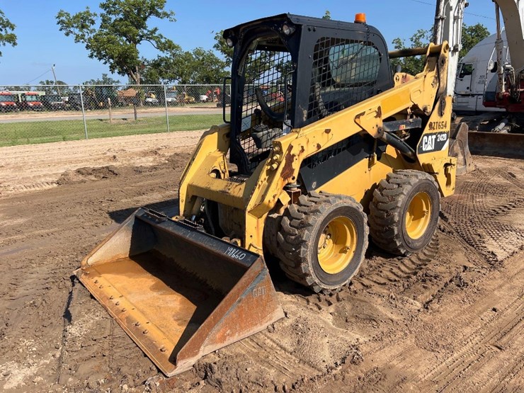 2014-caterpillar-242d-image-8