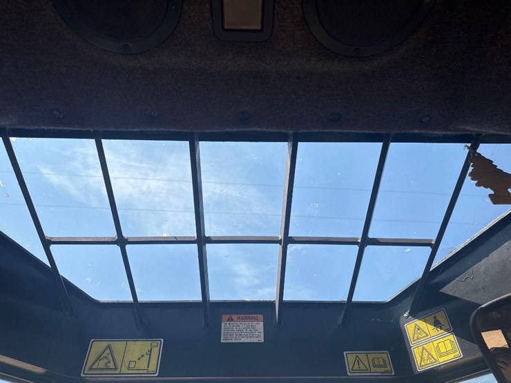 2015-caterpillar-573c-image-23
