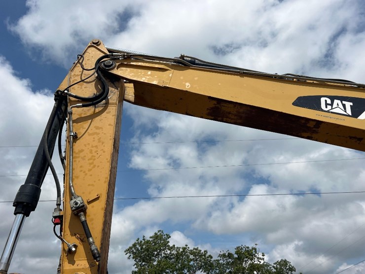 2011-caterpillar-m318d-image-13