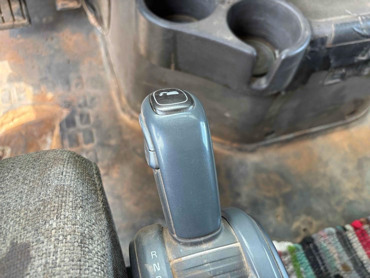 2014-volvo-vhd-semi-image-15