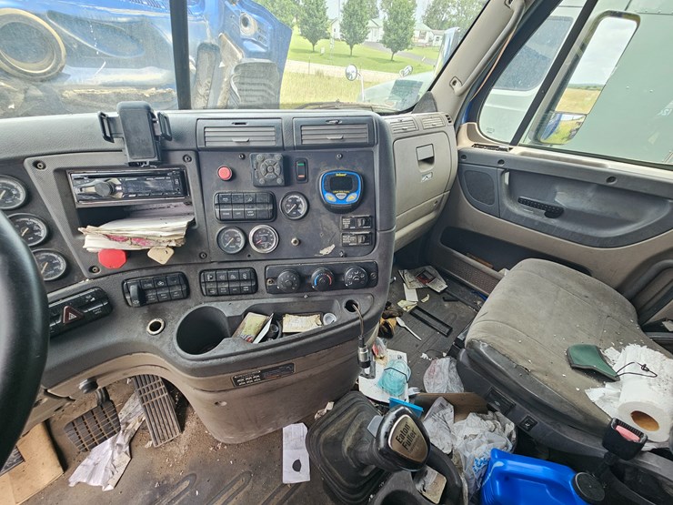 2009-freightliner-cascadia-125-image-54
