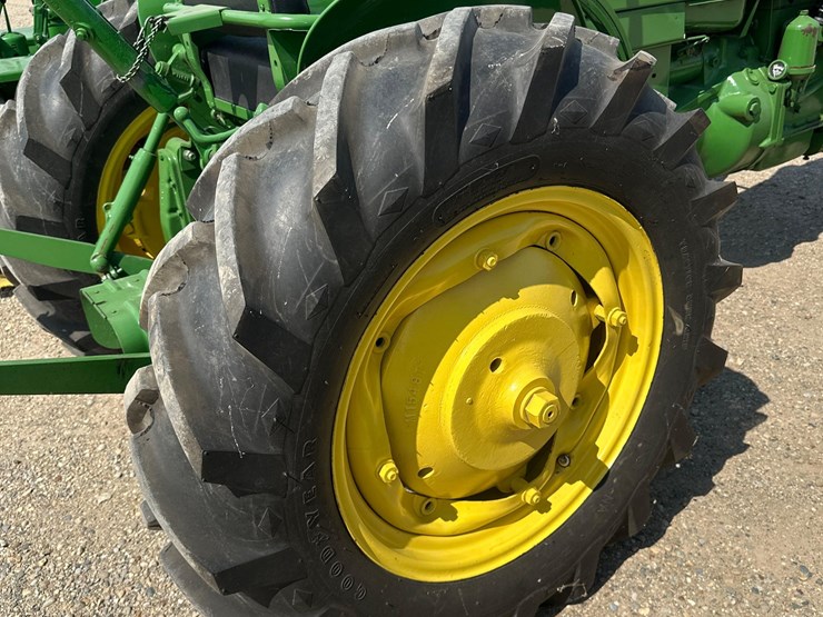 john-deere-320-image-12