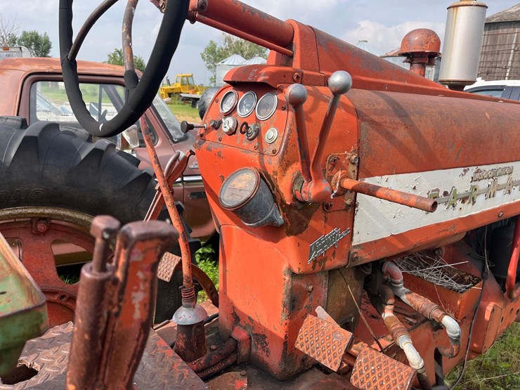 farmall-400-tractor-image-4