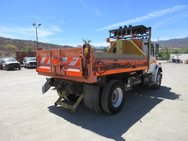 2001-freightliner-fl70-image-3