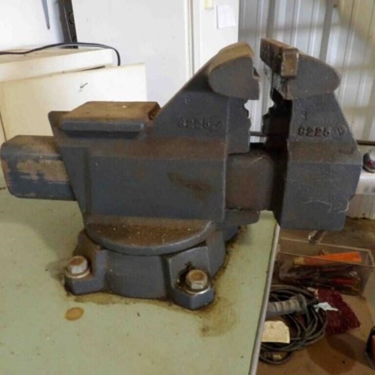 Metal Shop Desk/Bench w/ VISE
