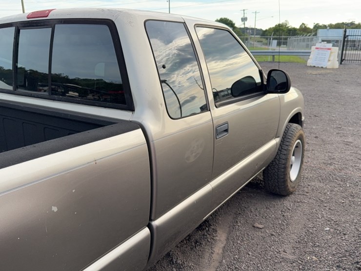 #3017-•-1998-isuzu-pick-up-truck-image-6
