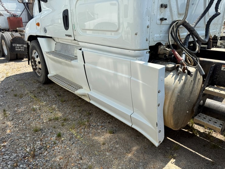 2014-freightliner-cascadia-125-image-23