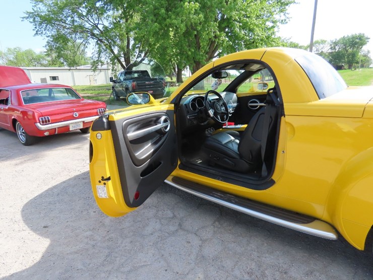2004-chevrolet-ssr-pickup-image-13