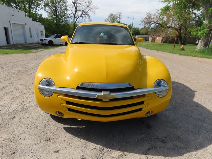2004-chevrolet-ssr-pickup-image-2