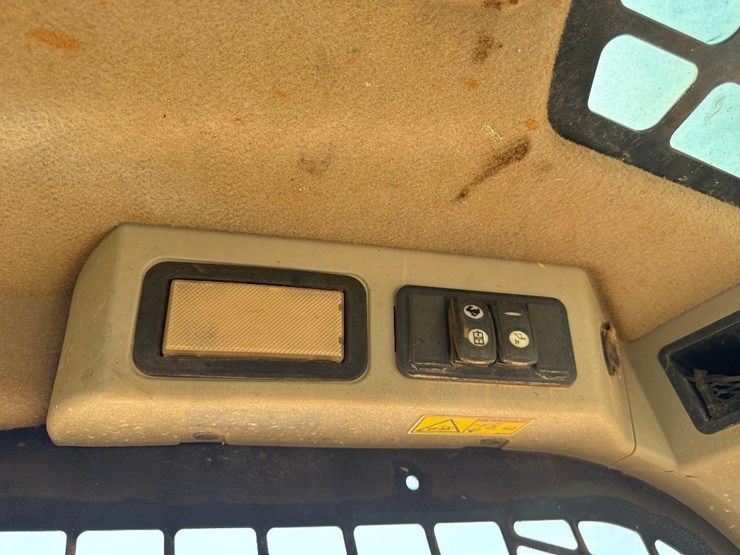 2016-caterpillar-259d-image-26
