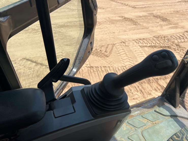 2016-caterpillar-335fl-image-41