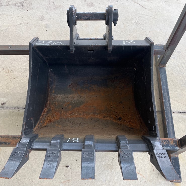 #18 • 24 IN TAG DIGGING BUCKET FOR YANMAR