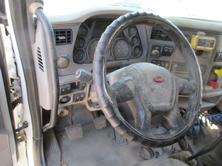 2016-peterbilt-579-image-13