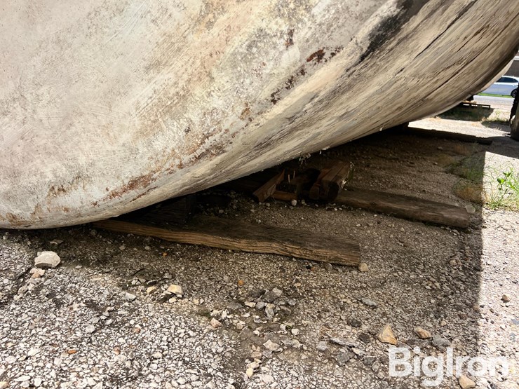 8,000-gallon-(approx.)-fiberglass-liquid-feed-storage-tank-image-9