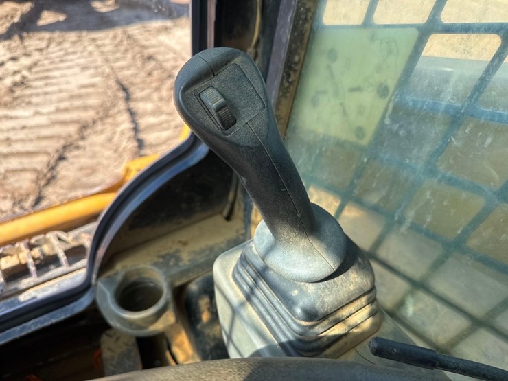 2020-caterpillar-259d3-image-32