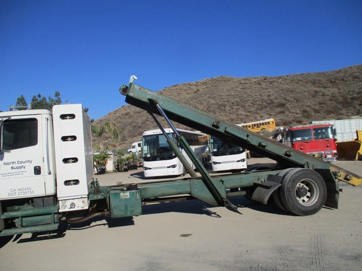 2005-freightliner-fl70-image-15