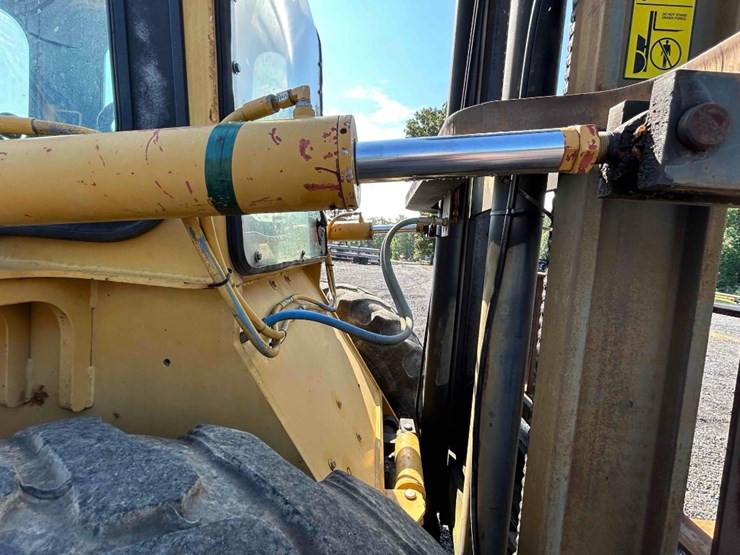 2010-caterpillar-cm1210106-rought-terrain-forklift-image-19