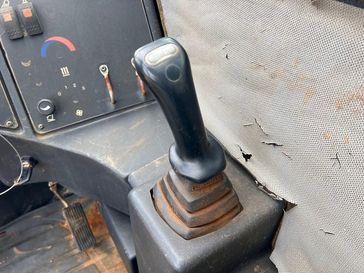 2016-caterpillar-tl642c-image-27