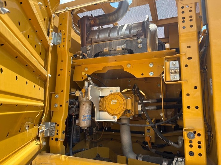 2020-caterpillar-326-image-18
