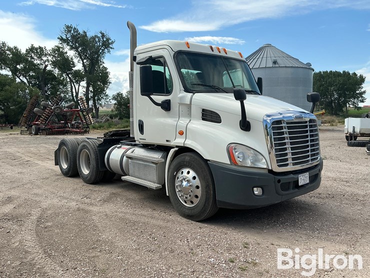 2012-freightliner-cascadia-113-image-3