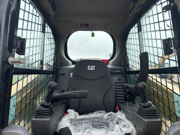 2023-caterpillar-236d3-image-21