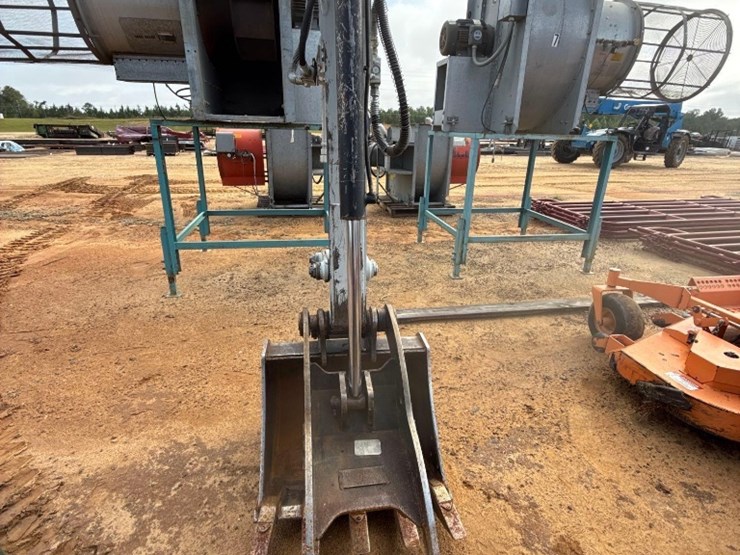 2024-takeuchi-tb240-image-13