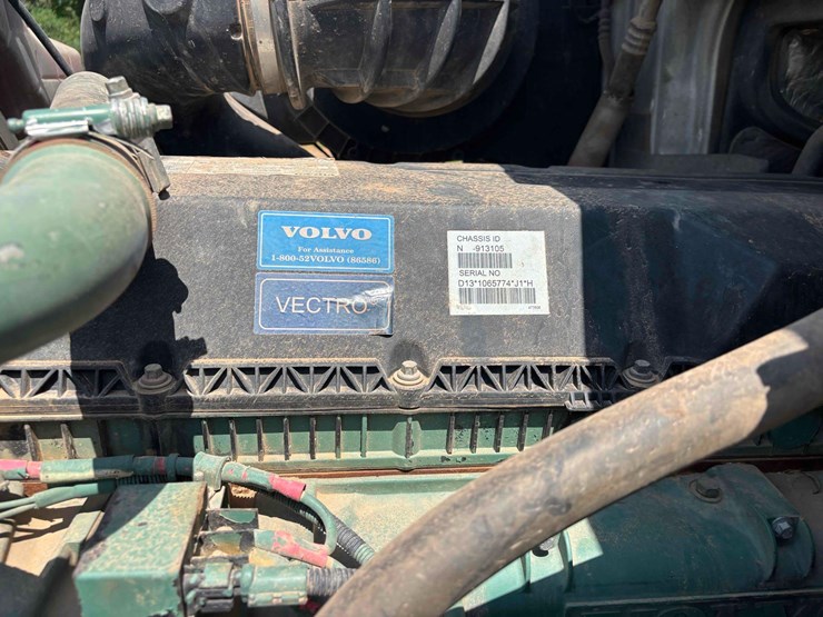 2015-volvo-vhd-semi-image-21