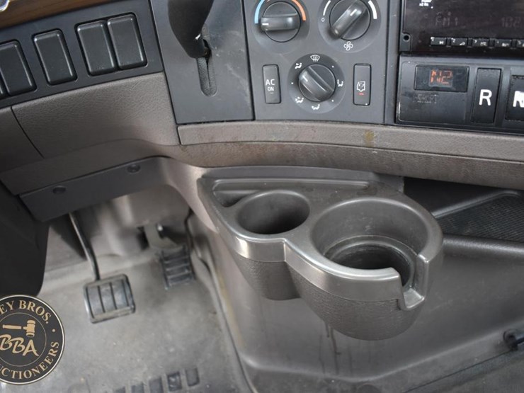 2017-volvo-vnl64t300-image-72