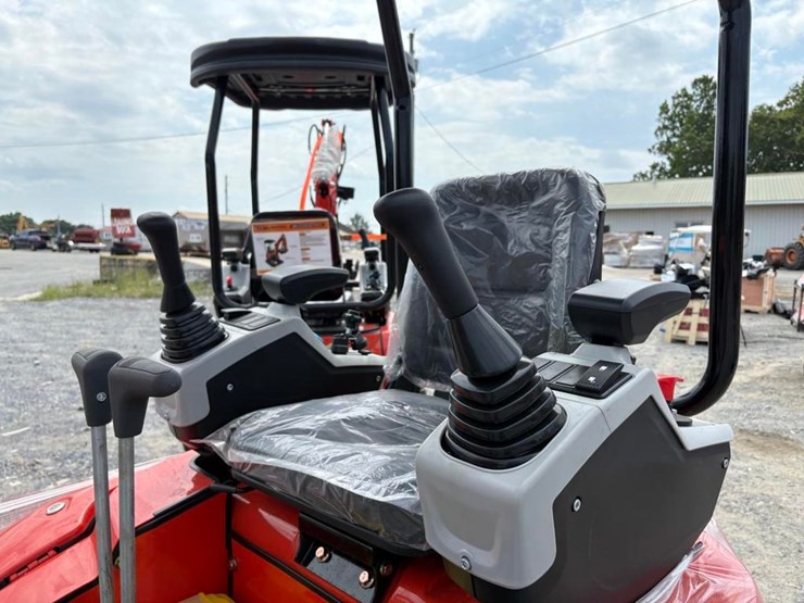 tpm-16-mini-excavator-image-10