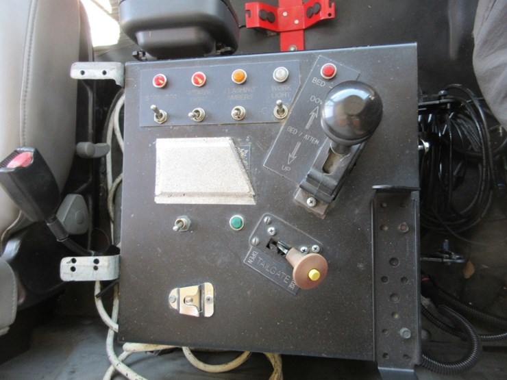 2001-freightliner-fl70-image-12
