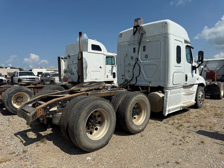 2014-freightliner-cascadia-125-image-4