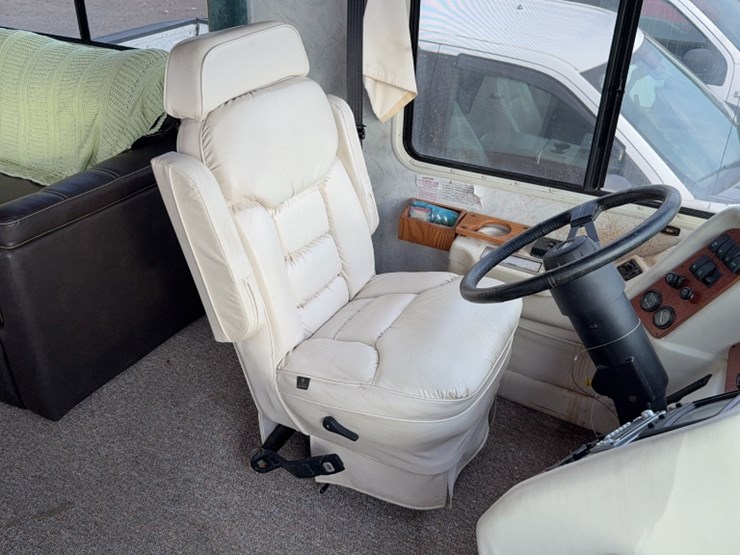 #3003-•-1996-freightliner-scenic-cruiser-38'-motor-home-image-33