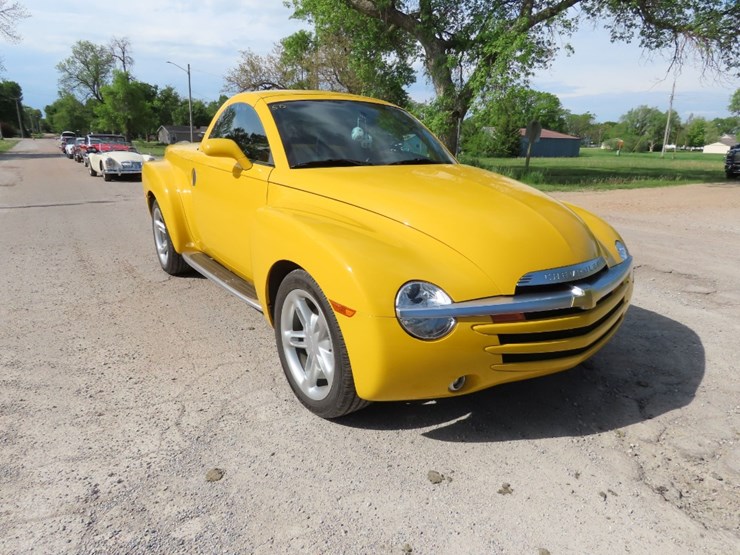 2004-chevrolet-ssr-pickup-image-3