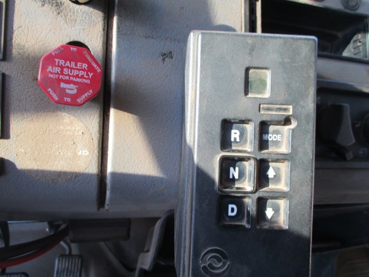 2005-freightliner-fl70-image-10