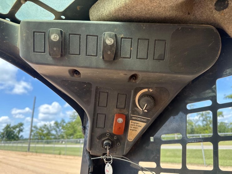 2019-deere-317g-image-27