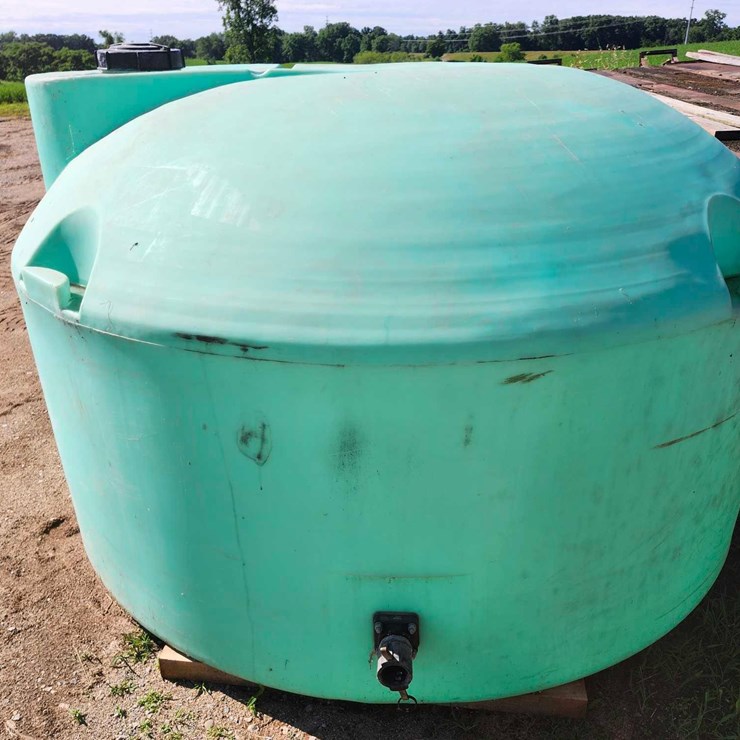 1100 Gallon Snyder flat bottom poly tank