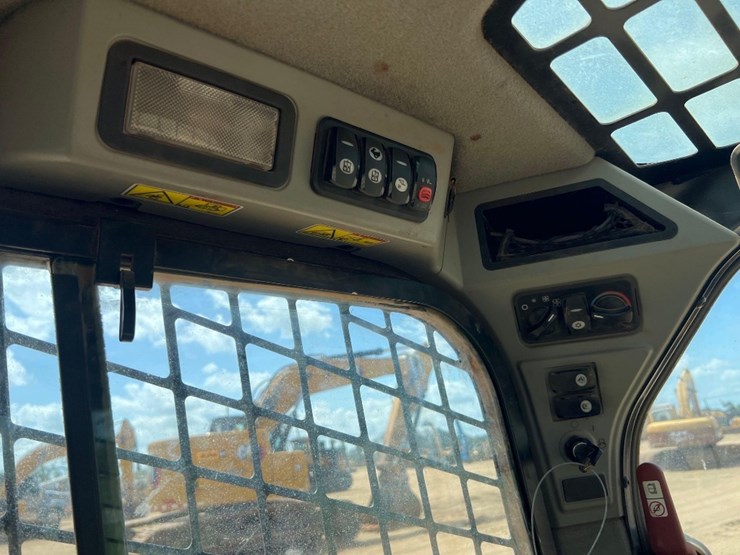 2015-caterpillar-259d-image-31
