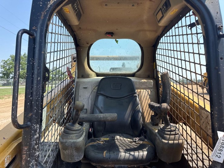2016-caterpillar-259d-image-24